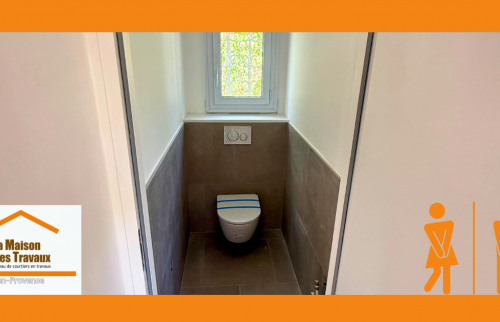 WC suspendu design rénové à Éguilles, pour un espace sanitaire épuré et facile à entretenir.