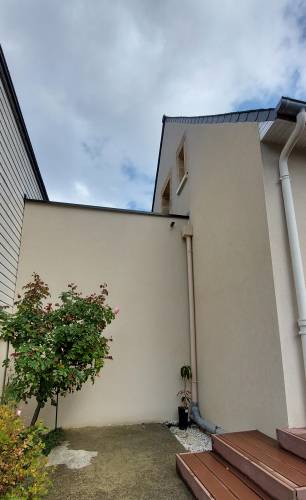 Pignon et façade arrière de l'extension enduits, descente de gouttière assortie à l'enduit