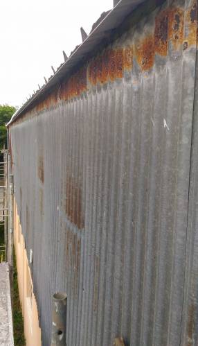 ancien bardage rouillé de l'origine de l'atelier