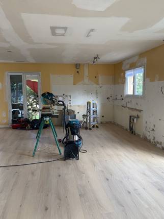  Nouveau revêtement de sol stratifié effet bois dans une maison en rénovation - Montauban 82000