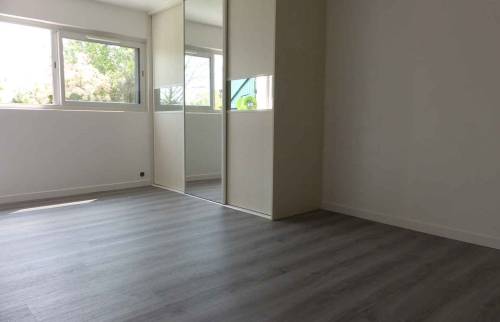 Après - beau parquet PVC clipsé imitation bois blanc (Yerres 91330)
