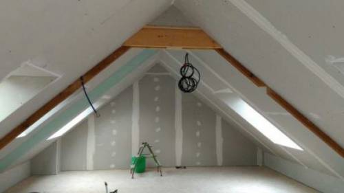 Pose des plaques de plâtre et des joints, ajustement des réseaux électriques