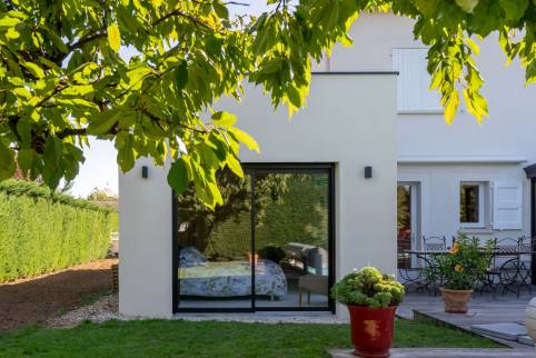 Extension d'une villa pour créer une suite parentale de plain pied, maison située dans un village des pierres dorées, Lyon Ouest
