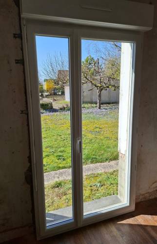 Transformation d’une fenêtre en porte-fenêtre avec volet roulant près de Troyes double vitrage