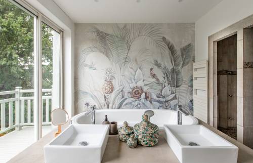 Baignoire élégante et double vasque moderne, Paris 16e.