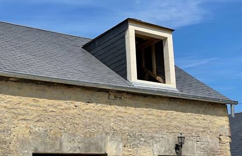 La toiture rénové avec la lucarne dite normande