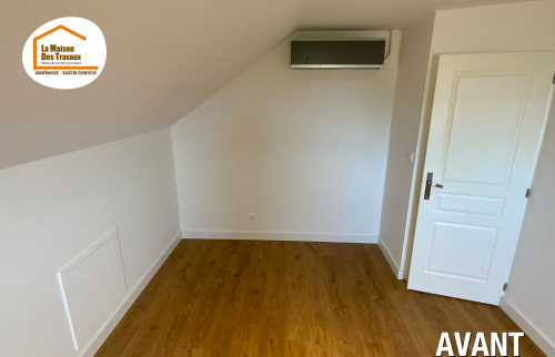 La Maison des Travaux Annemasse Bassin Genevois, rénovation chambre cocooning, aménagement chambre sous pente, parquet bois clair chambre, peinture douce intérieure
