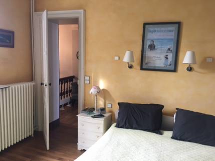 Papier-peint dans la chambre avant rénovation des murs - Nantes 44