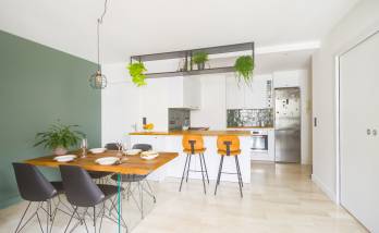 Cuisine blanche et verte : réagencement et rénovation dans un appartement lyonnais, quartier Tête d’Or