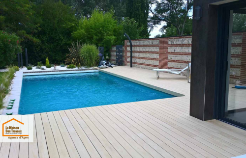 Terrasse en bois exotique et aménagement de piscine à Aubiac dans le Lot-et-Garonne : un espace extérieur rénové et sécurisé avec volet de piscine pour profiter pleinement du jardin.