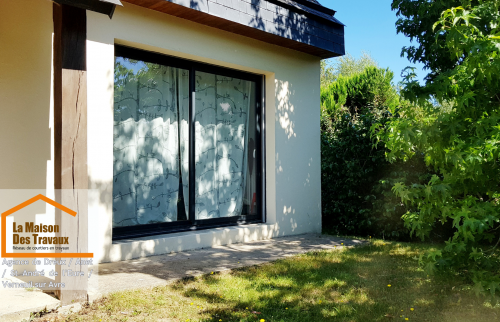 Une vue extérieure mettant en avant les nouvelles baies vitrées installées avec des dormants réno, offrant une isolation thermique optimisée et un apport lumineux maximal. ☀️🏡