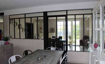 grande verrière porte et fenêtres dans une cuisine