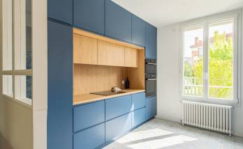 Vue détaillée des nouveaux placards en bois et des façades bleues – Mareil-Marly.