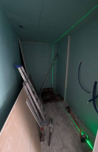Création des cloisons hydrofuges et préparation des réseaux lors de la rénovation d’une salle de bain à Voir