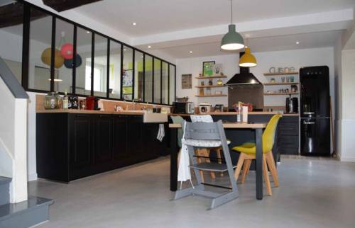 cuisine-verriere-atelier-artiste-mur-sol 2