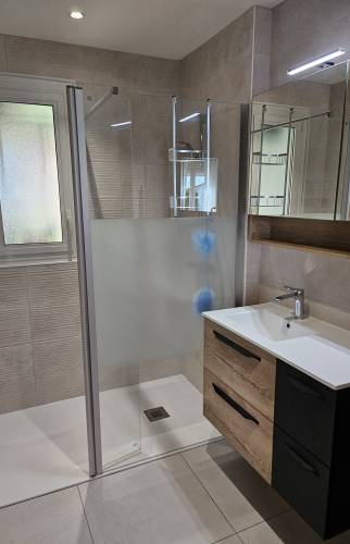 Vue sur la salle de bains