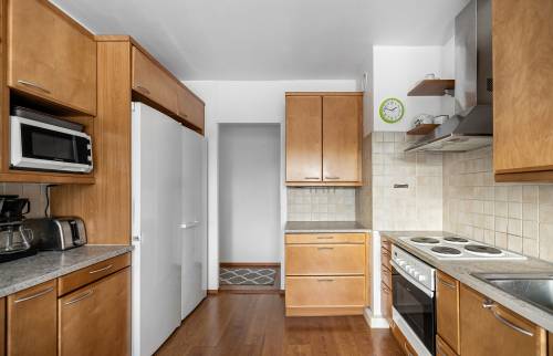 Vue cuisine en U dépuis fenêtre mobilier et équipements en pavillon à Châteauli (29150)