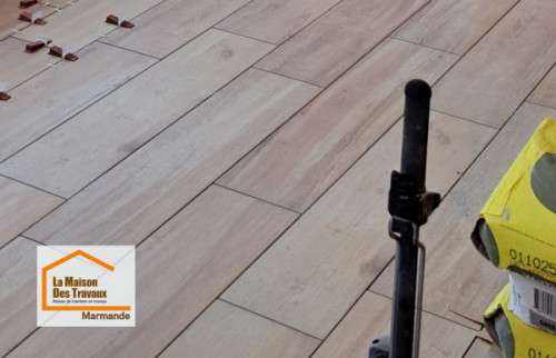 Travaux de rénovation à Fumel : pose technique du sol avec système de nivellement pour un alignement parfait et une finition haut de gamme.