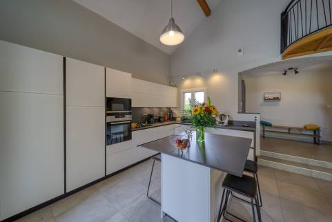 Une cuisine moderne, épurée, lumineuse