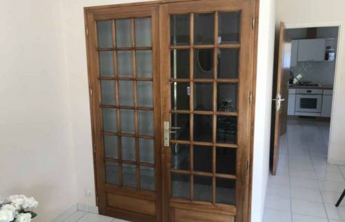 Porte à ouverture double en verre et bois