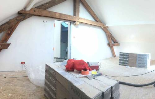 Travaux en cours dans une chambre d'enfant sous les combles