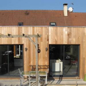Extension d'une maison en bois, Val d'Oise - Façade avant et terrasse