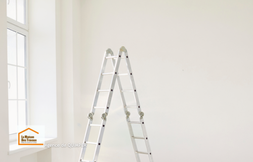 Chambre rénovée près de Pont-l'Abbé avec murs blancs et finitions soignées. Une rénovation intérieure pensée pour maximiser la lumière naturelle et créer une ambiance plus agréable au quotidien.
