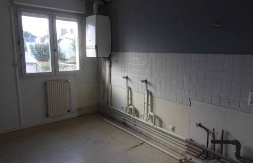 Ancienne cuisine après dépose éléments et avant travaux rénovation - Nantes-Nord - 44300 -