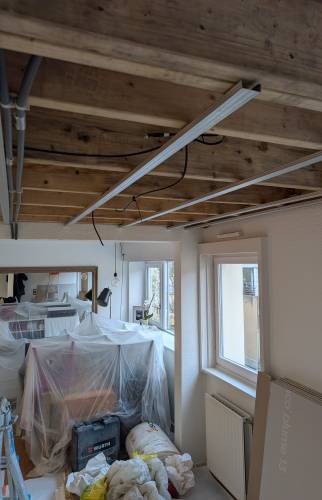 Nouveau plafond plaqué avec spots encastrés