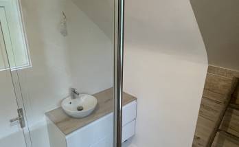 Salle de Bain Rénovée : Espace Fonctionnel et Moderne