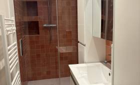  douche moderne et meuble suspendu