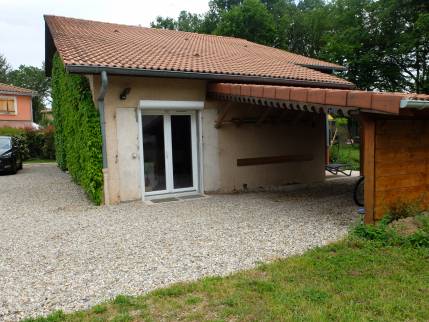 Ravalement de façade d'une villa située dans l'ouest de Lyon : vue avant travaux