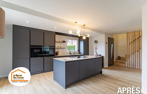 cuisine ouverte, claustra bois, plan de travail Dekton, parquet bois clair, escalier moderne