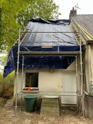 Travaux de rénovation de toiture avec bâche de protection - Nantes 44