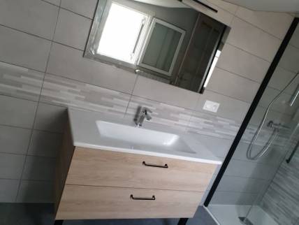 Rénovation de salle de bain avec meuble vasque et miroir - La Farlède 83210