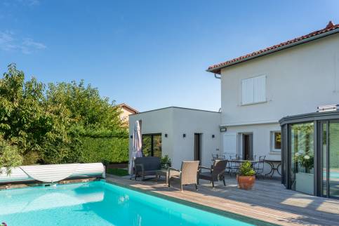 Extension de plain pied : vue d'ensemble avec la piscine - Chasselay (69380)