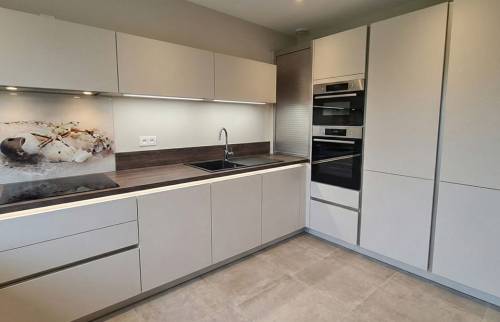 Coin cuisson de la cuisine rénovée à Touques