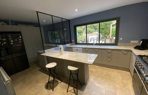 Cuisine moderne blanche La Maison Des Travaux Ales