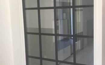 Installation d'une porte verrière loft