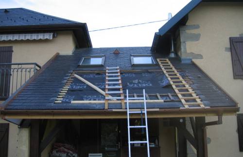 Installation de panneaux photovoltaïques sur le toit d'une maison à Bougival
