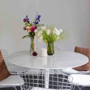 bibliothèque intégrée et luminaires design dans le séjour rénové à Montrouge – projet Sukeru par Yanna Williams