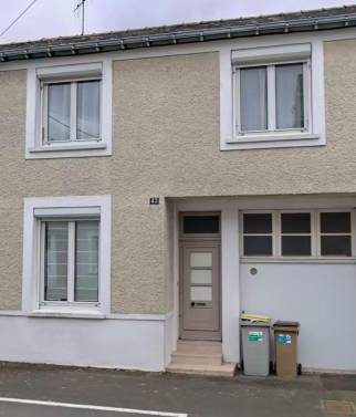 Ancienne porte d'entrée sur une maison avant travaux de remplacement de menuiserie - Cholet 49300