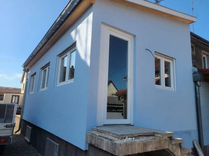 extension d'une maison avec la porte d'entrée