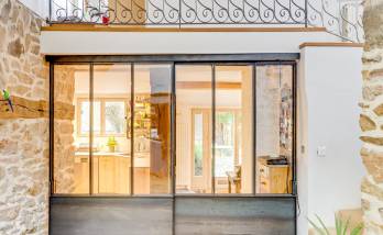 Réalisation d’une porte intérieure coulissante en métal sur mesure dans un esprit verrière d’atelier, maison de l’ouest lyonnais
