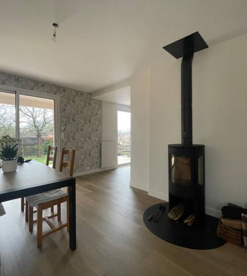 Pose d'un poêle à bois moderne dans une maison rénovée - Saint-Léger-sous-Cholet 49280