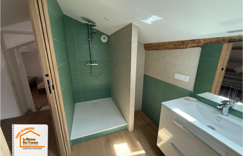 rénovation salle d’eau Moûtiers, La Maison des Travaux Moûtiers, rénovation complète Savoie, salle de bains design Albertville, courtier en travaux Savoie