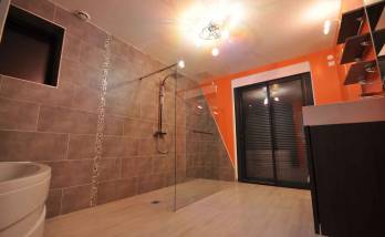 Une salle de bain spatieuse et tonique