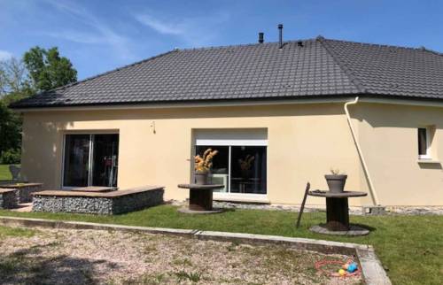 Poser un enduit sur la façade de sa maison à Deauville