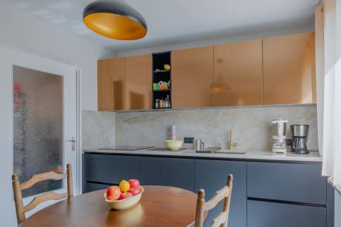 Fontaines Saint Martin (69270) : vue d'ensemble avec laque metallisée des façades