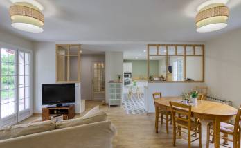 la pièce et vivre et, au fond, la nouvelle cuisine